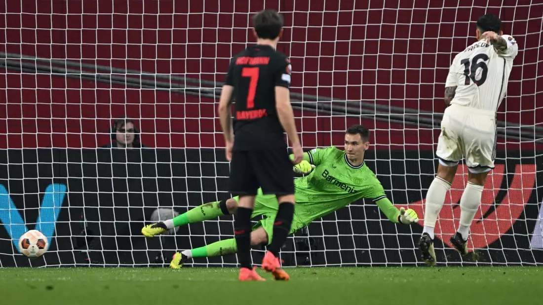 Kann bei beiden Elfmeter-Gegentoren nur hinterher schauen: Leverkusens Keeper Matej Kovar. - Bild: Federico Gambarini/dpa