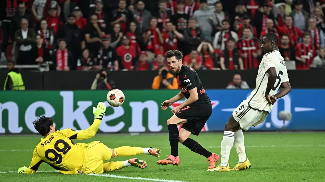 Die Werkself scheitert immer wieder an AS-Keeper Mile Svilar (l.), hier gegen Jonas Hofmann (M). - Bild: Bernd Thissen/dpa