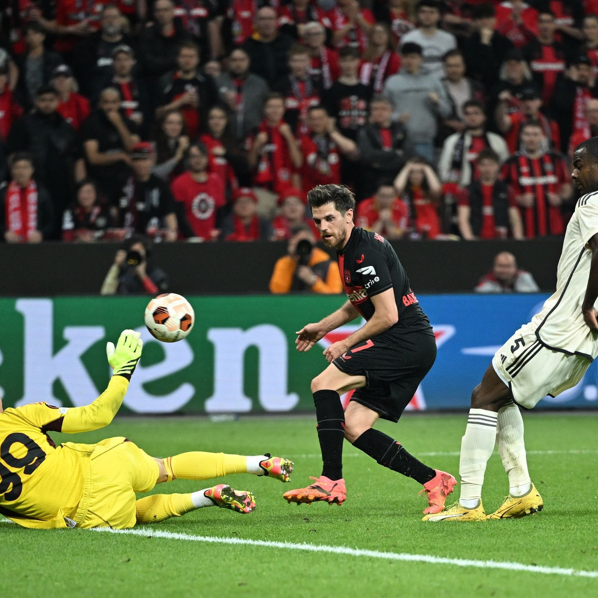 Die Werkself scheitert immer wieder an AS-Keeper Mile Svilar (l.), hier gegen Jonas Hofmann (M). - Foto: Bernd Thissen/dpa