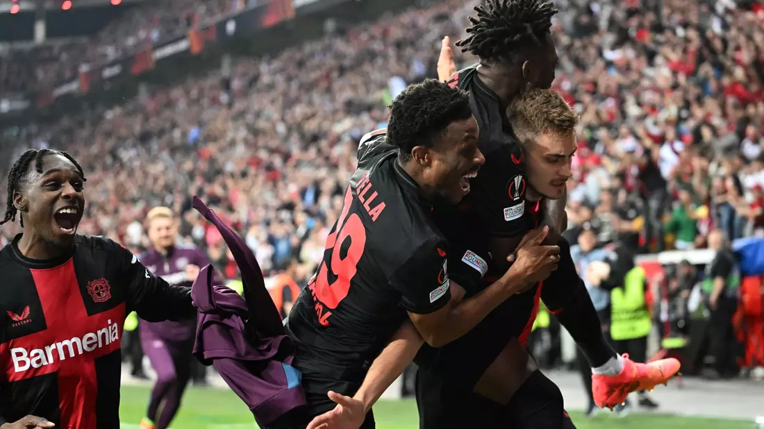 Bayer Leverkusen bejubelt das späte Ausgleichstor durch Josip Stanisic (r) zum 2:2. - Bild: Bernd Thissen/dpa