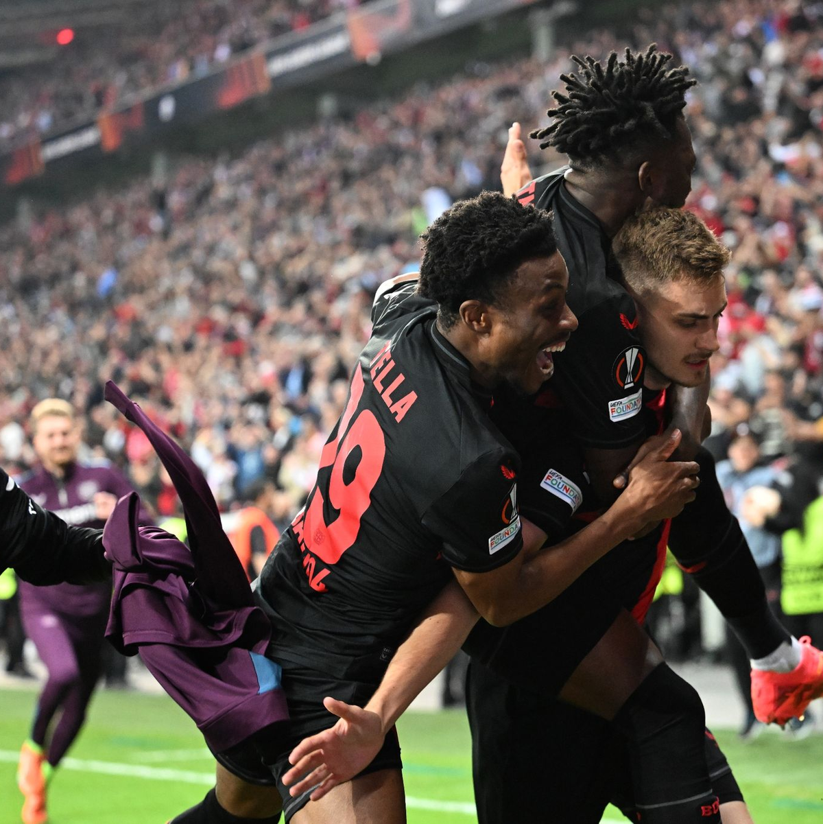 Bayer Leverkusen bejubelt das späte Ausgleichstor durch Josip Stanisic (r) zum 2:2. - Foto: Bernd Thissen/dpa