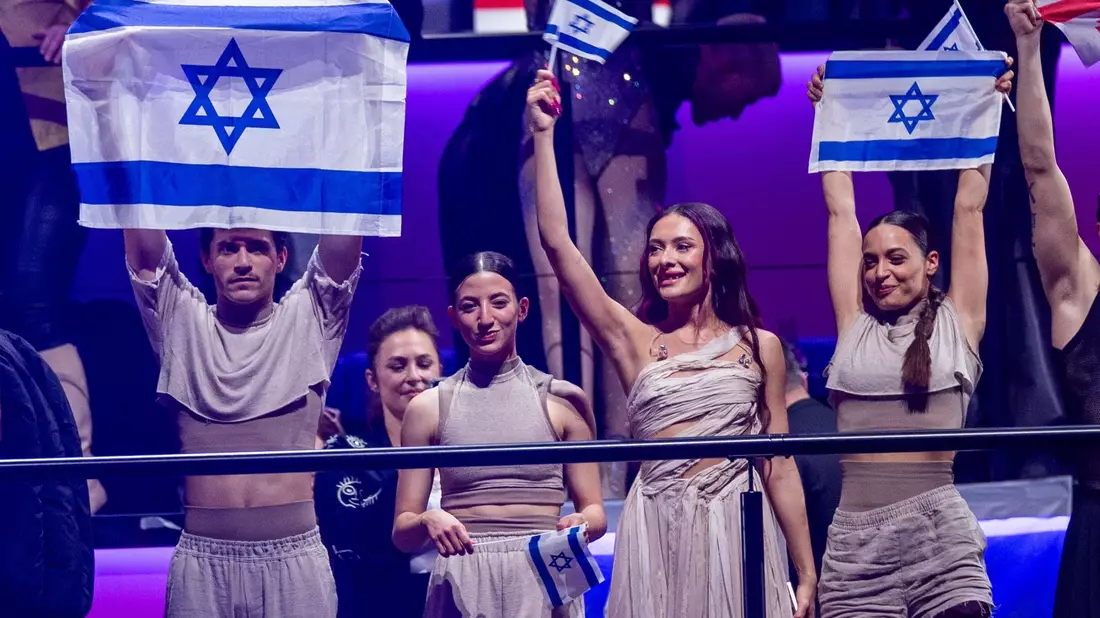 Eden Golan (2.v.r.) wurde vom Publikum ins ESC-Finale gewählt. - Bild: Jens Büttner/dpa