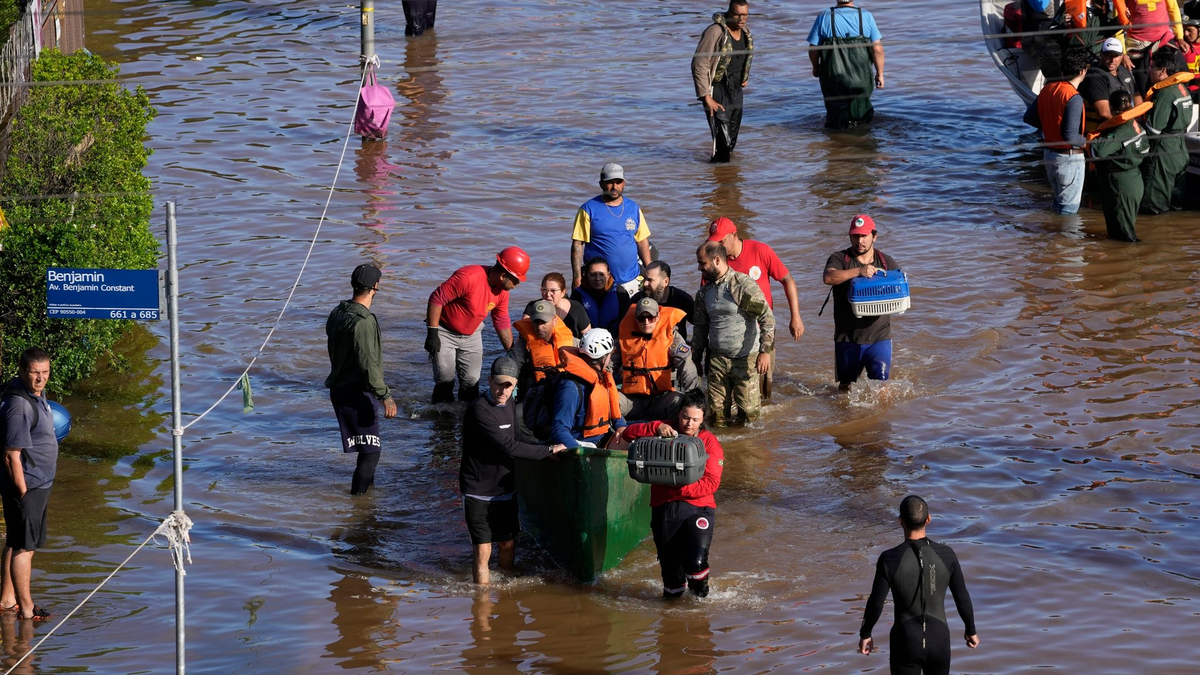 Weit mehr als 300.000 Menschen mussten wegen der Wassermassen ihre Häuser verlassen. - Foto: Andre Penner/AP/dpa