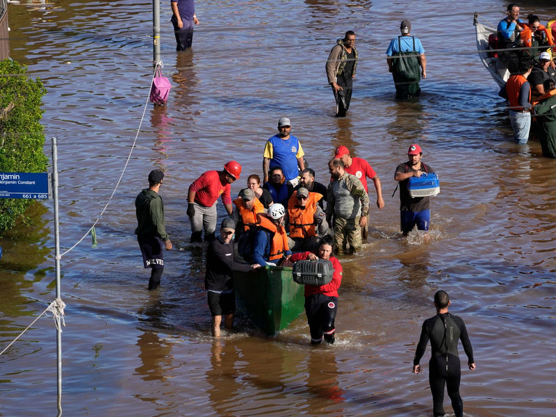 Weit mehr als 300.000 Menschen mussten wegen der Wassermassen ihre Häuser verlassen. - Foto: Andre Penner/AP/dpa
