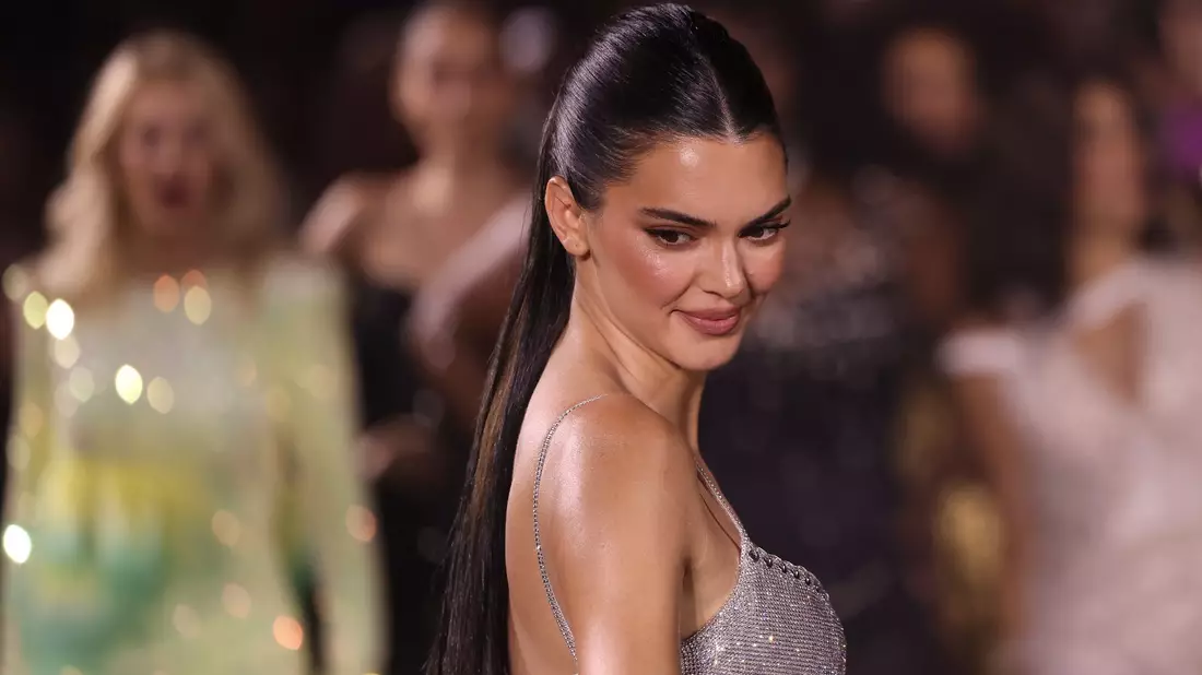 Kendall Jenner trägt eine Kreation von L'Oreal auf der Paris Fashion Week. Aktuell sieht sich das Model in einem emotionalen Tief (Archivbild). - Bild: Vianney Le Caer/Invision/AP/dpa