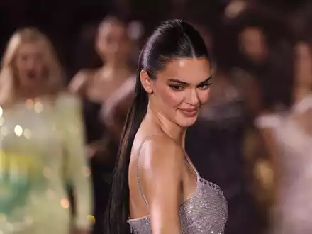 Kendall Jenner trägt eine Kreation von L'Oreal auf der Paris Fashion Week. Aktuell sieht sich das Model in einem emotionalen Tief (Archivbild). - Foto: Vianney Le Caer/Invision/AP/dpa