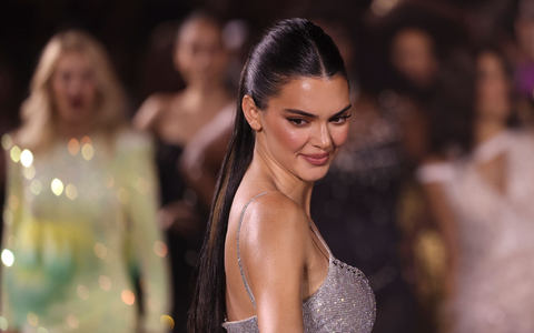 Kendall Jenner trägt eine Kreation von L'Oreal auf der Paris Fashion Week. Aktuell sieht sich das Model in einem emotionalen Tief (Archivbild). - Foto: Vianney Le Caer/Invision/AP/dpa