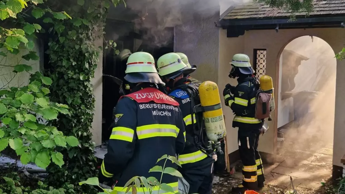 FW-M: Feuer in leer stehendem Wohnhaus (Milbertshofen) - Bild: presseportal.de