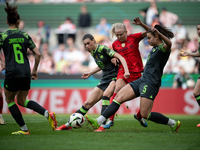 Wolfsburgs Jule Brand (l) und Lena Oberdorf kämpfen mit Bayerns Pernille Harder um den Ball. - Foto: Fabian Strauch/dpa