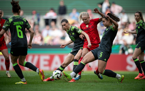 Wolfsburgs Jule Brand (l) und Lena Oberdorf kämpfen mit Bayerns Pernille Harder um den Ball. - Foto: Fabian Strauch/dpa