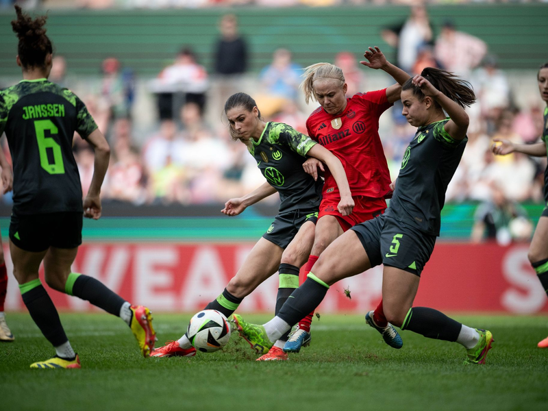 Wolfsburgs Jule Brand (l) und Lena Oberdorf kämpfen mit Bayerns Pernille Harder um den Ball. - Foto: Fabian Strauch/dpa