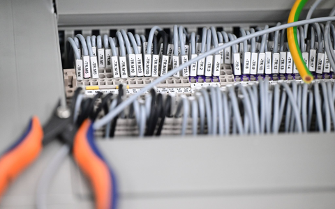 Kabelstränge liegen in einer Produktionshalle: Das Geschäftsklima in der deutschen Elektro- und Digitalindustrie ist zurückgefallen. - Foto: Bernd Weißbrod/dpa Kabelstränge liegen in einer Produktionshalle: Das Geschäftsklima in der deutschen Elektro- und Digitalindustrie ist zurückgefallen. - Foto: Bernd Weißbrod/dpa