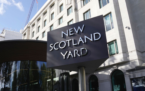 Das Schild von New Scotland Yard, dem Hauptsitz der Londoner Metropolitan Police. In London ist eine Frau mitten am Tag erstochen worden (Symbolbild). - Foto: Kin Cheung/AP/dpa