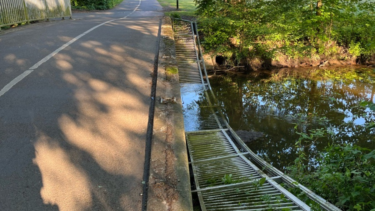 POL-GT: Brückengeländer am Abrocksbach umgestoßen - Zeugenaufruf - Foto: presseportal.de