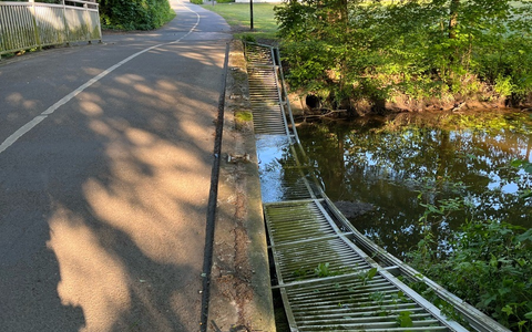 POL-GT: Brückengeländer am Abrocksbach umgestoßen - Zeugenaufruf - Foto: presseportal.de