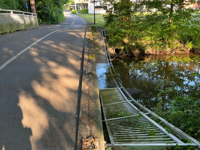 POL-GT: Brückengeländer am Abrocksbach umgestoßen - Zeugenaufruf - Foto: presseportal.de