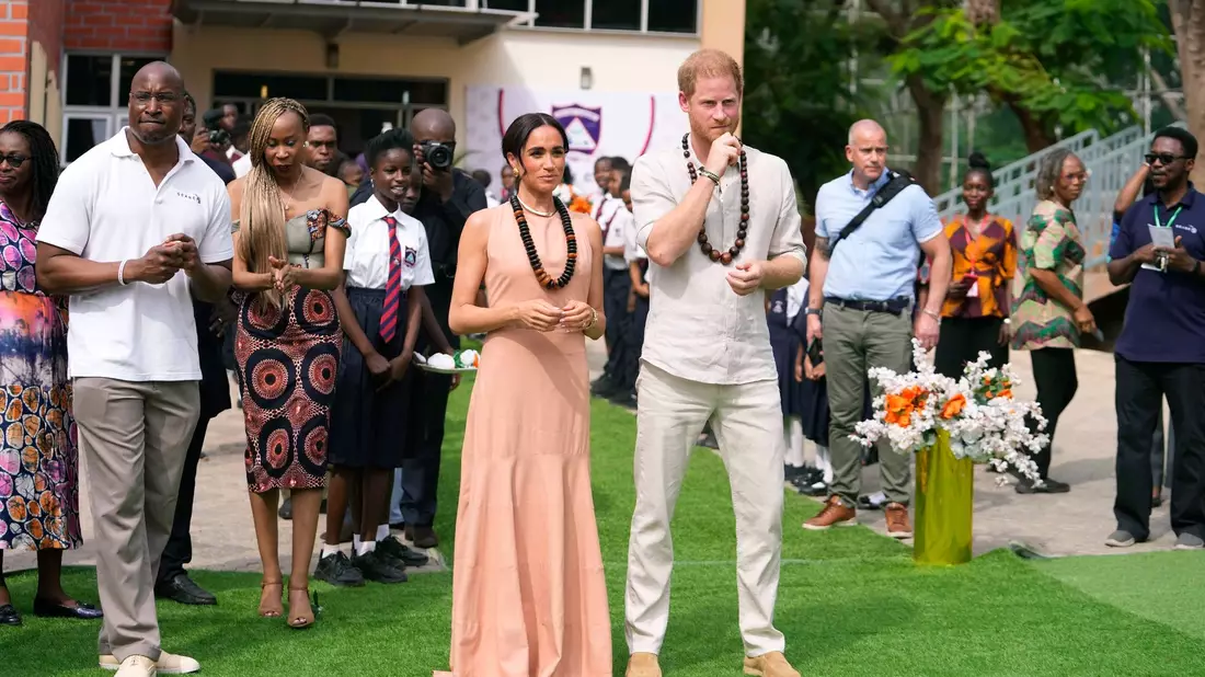 Prinz Harry und seine Ehefrau Herzogin Meghan besuchen Kinder in der Lights Academy in Abuja, Nigeria. - Bild: Sunday Alamba/AP