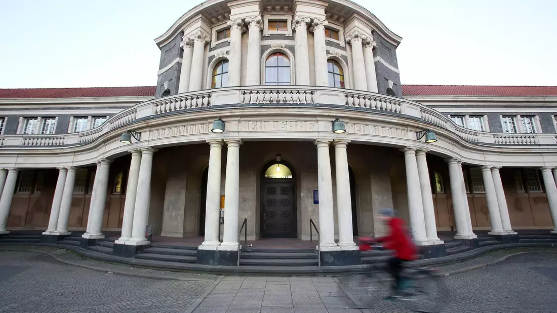 Das Hauptgebäude der Universität Hamburg. Nach der Ringvorlesung «Judenfeindlichkeit, Antisemitismus, Antizionismus - aktuelle Formen antijüdischer Gewalt» kam es zu einer Schlägerei (Archivbild). - Bild: Bodo Marks/dpa
