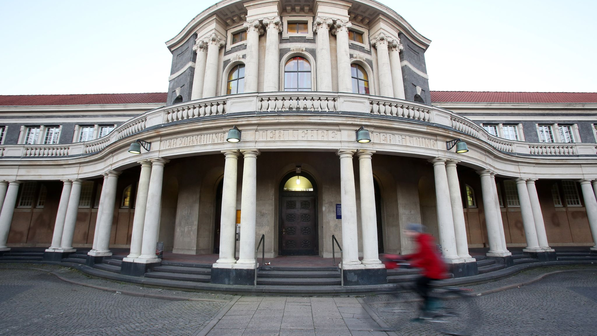 Das Hauptgebäude der Universität Hamburg. Nach der Ringvorlesung «Judenfeindlichkeit, Antisemitismus, Antizionismus - aktuelle Formen antijüdischer Gewalt» kam es zu einer Schlägerei (Archivbild). - Foto: Bodo Marks/dpa