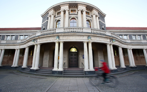 Das Hauptgebäude der Universität Hamburg. Nach der Ringvorlesung «Judenfeindlichkeit, Antisemitismus, Antizionismus - aktuelle Formen antijüdischer Gewalt» kam es zu einer Schlägerei (Archivbild). - Foto: Bodo Marks/dpa