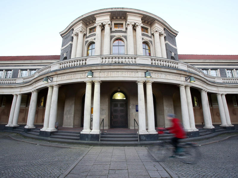 Das Hauptgebäude der Universität Hamburg. Nach der Ringvorlesung «Judenfeindlichkeit, Antisemitismus, Antizionismus - aktuelle Formen antijüdischer Gewalt» kam es zu einer Schlägerei (Archivbild). - Foto: Bodo Marks/dpa