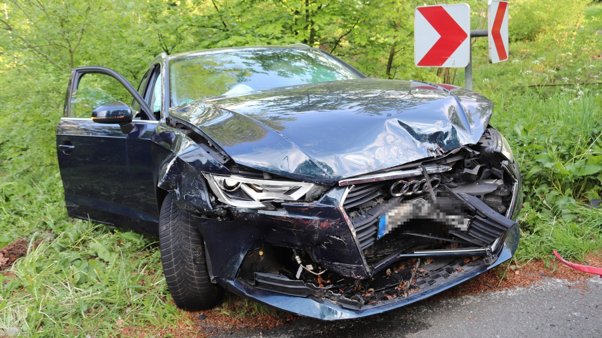 POL-HX: Vier Verletzte beim Verkehrsunfall - Straße für drei Stunden gesperrt - Foto: presseportal.de
