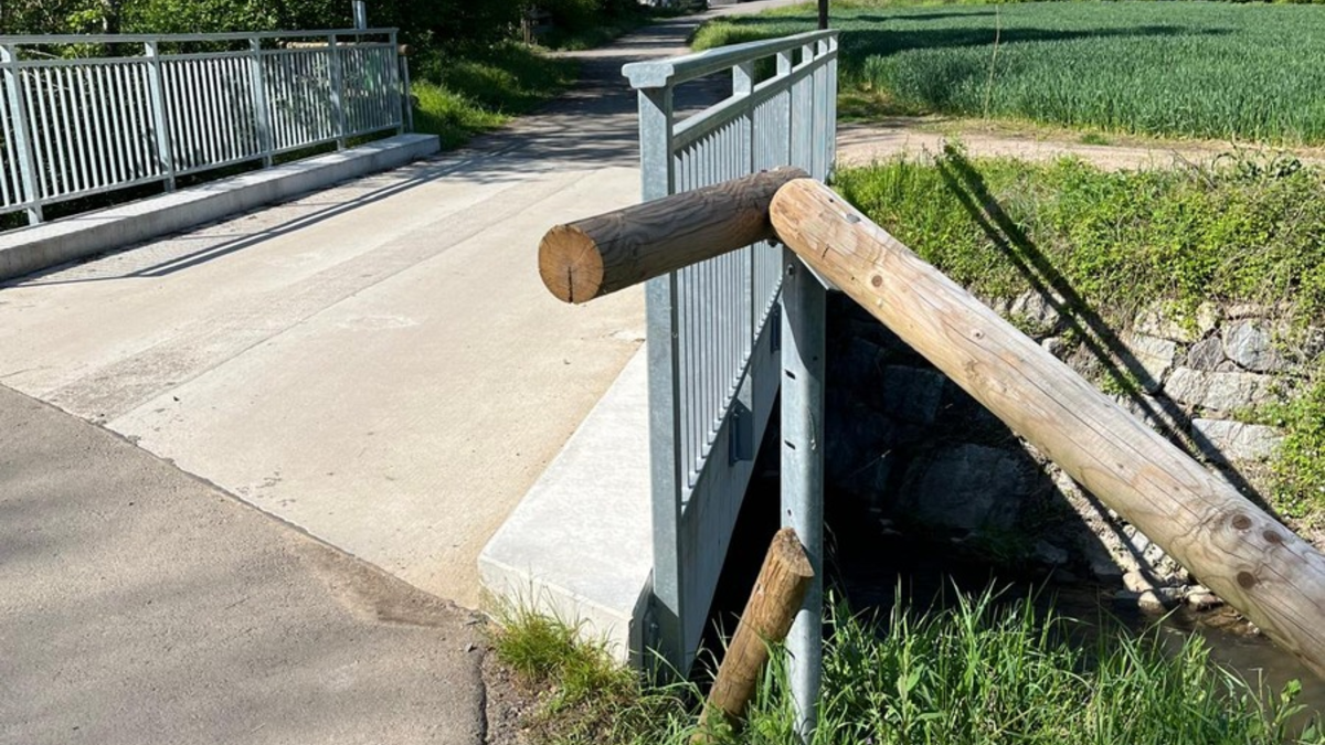 POL-PDKL: Beschädigung an Sitzgruppe und Holzgeländer - Foto: presseportal.de