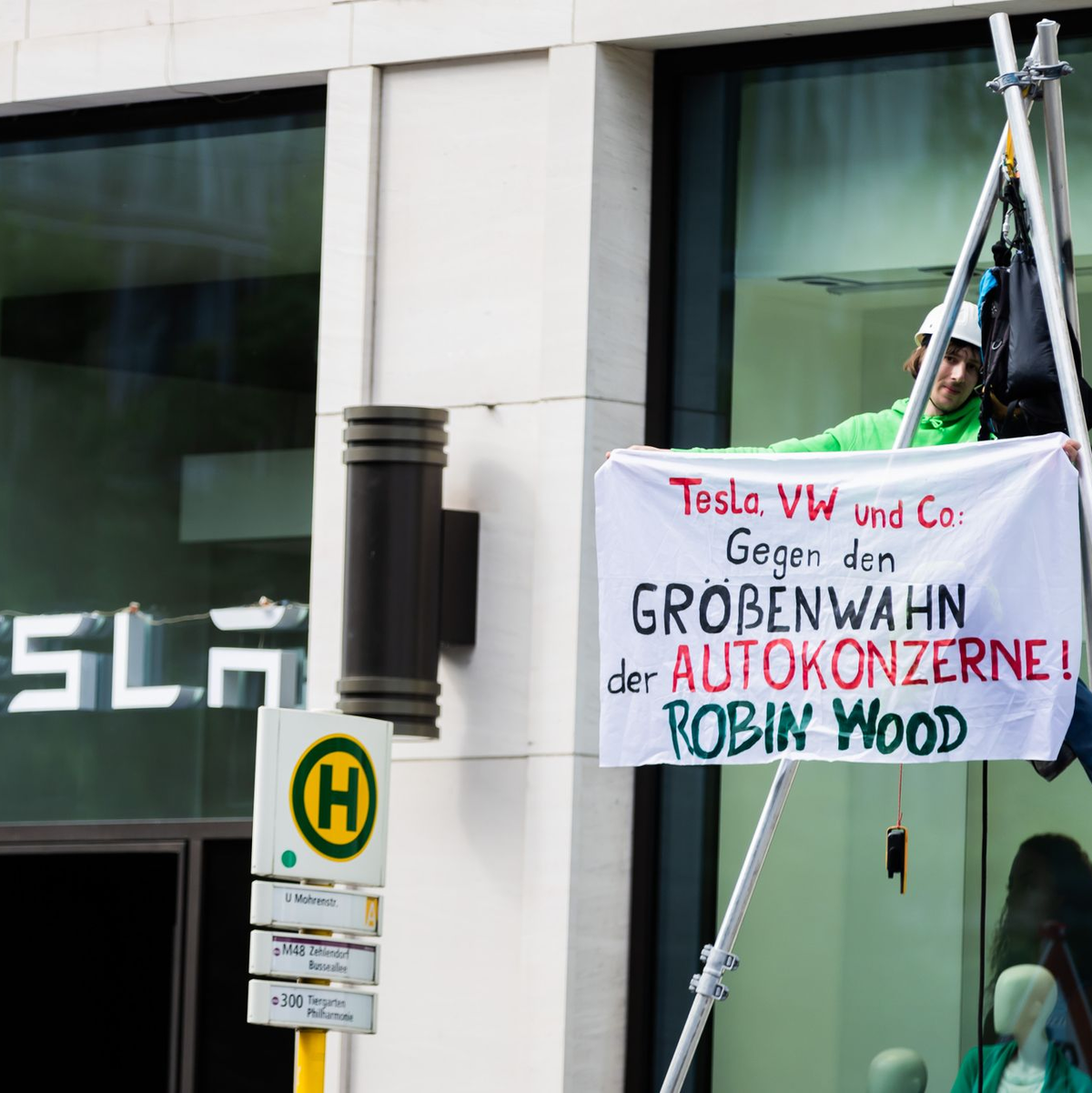 Hintergrund des Protests ist die geplante Erweiterung des Tesla-Werks in Europa. - Foto: Christoph Soeder/dpa