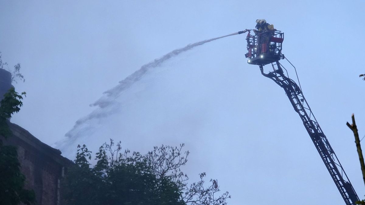FW Dresden: Erneute Warnung vor Rauchentwicklung beim Großbrand in Dresden-Leuben - Foto: presseportal.de