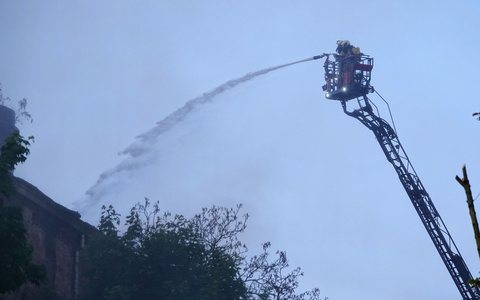FW Dresden: Erneute Warnung vor Rauchentwicklung beim Großbrand in Dresden-Leuben - Foto: presseportal.de