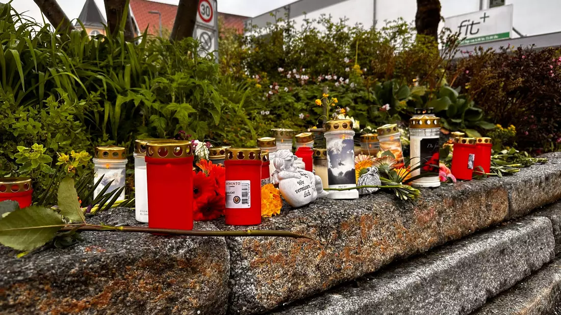 Blumen und Kerzen im Stadtzentrum von Immenstadt im Allgäu nach dem Tod eines Obdachlosen. - Bild: Lisa Hild/dpa