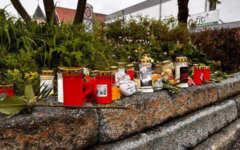 Blumen und Kerzen im Stadtzentrum von Immenstadt im Allgäu nach dem Tod eines Obdachlosen. - Foto: Lisa Hild/dpa