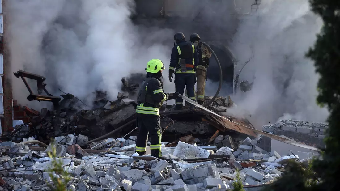 Die russische Armee greift die Region um Charkiw an - hier sind Rettungskräfte bei der Arbeit in einem Haus zu sehen. - Bild: Not credited/https://photonew.ukrinform.com/ Ukrinform/dpa