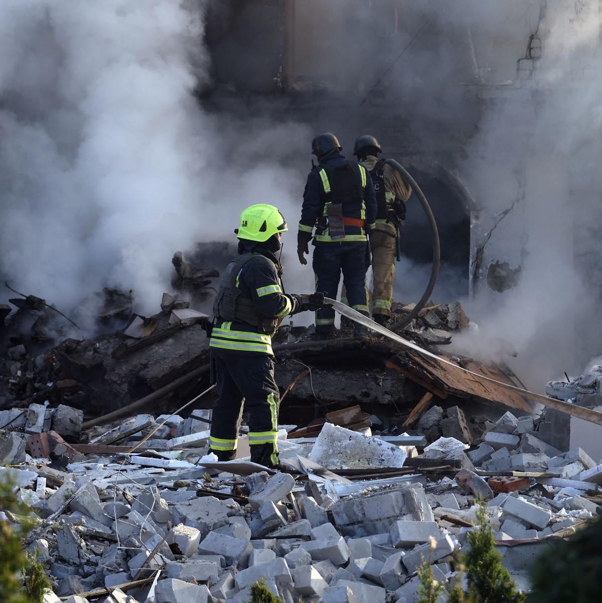 Die russische Armee greift die Region um Charkiw an - hier sind Rettungskräfte bei der Arbeit in einem Haus zu sehen. - Foto: Not credited/https://photonew.ukrinform.com/ Ukrinform/dpa