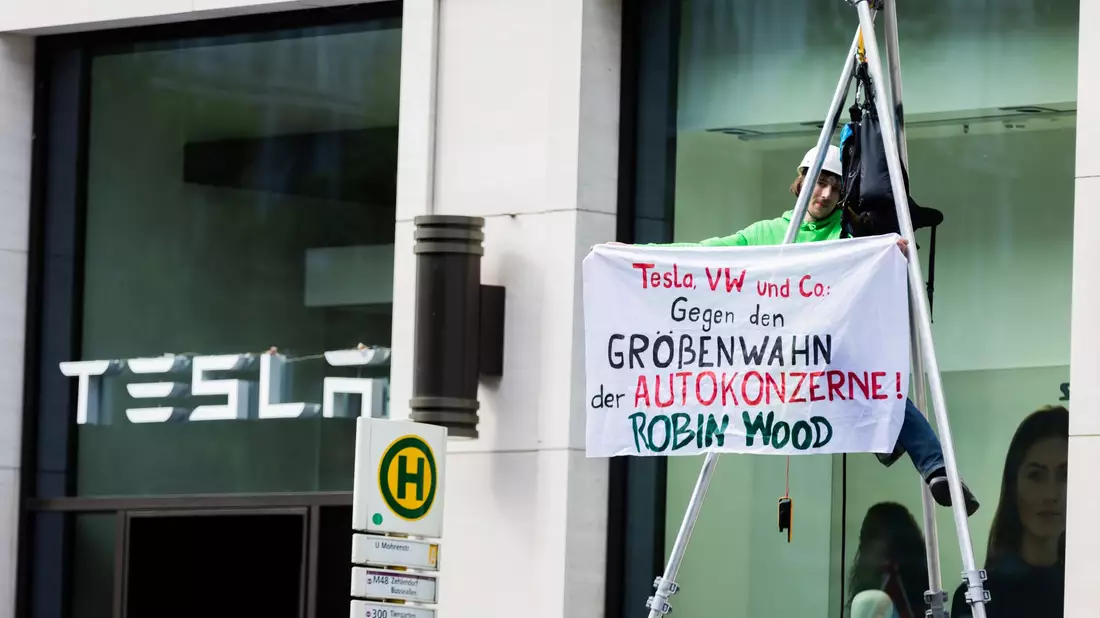 Hintergrund des Protests ist die geplante Erweiterung des Tesla-Werks in Europa. - Bild: Christoph Soeder/dpa