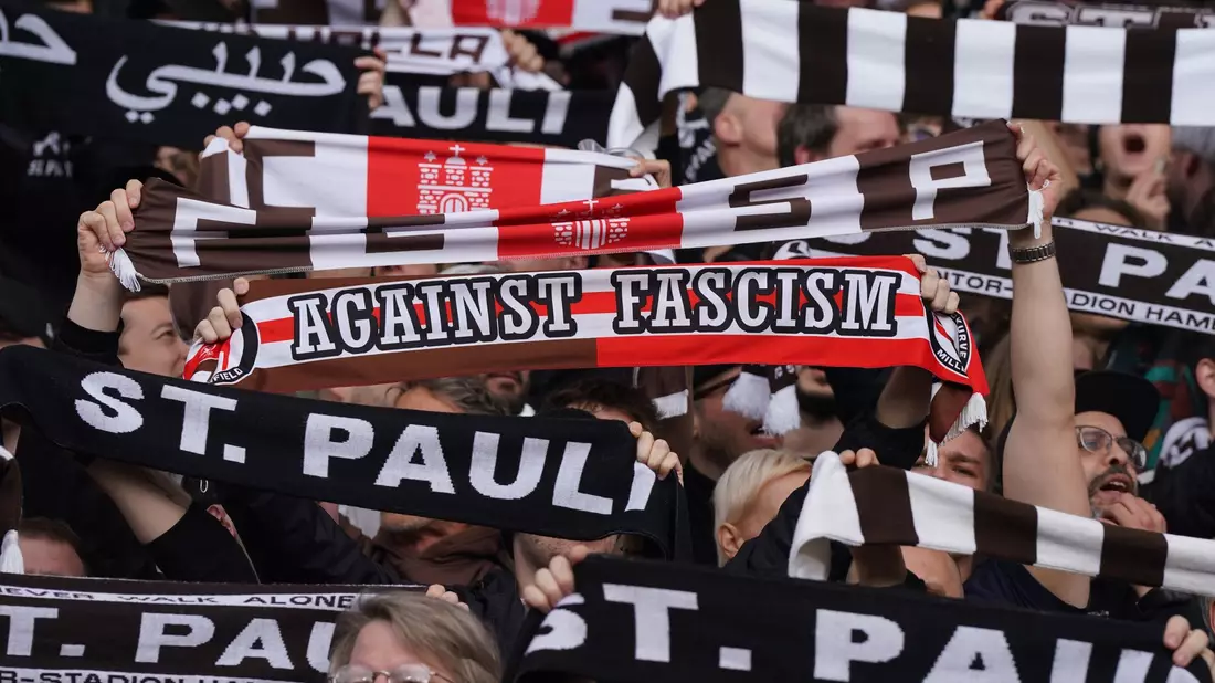 St. Pauli will einen möglichen Aufstieg in die Fußball-Bundesliga nicht nur mit einer Fan-Party, sondern mit einem Aktionstag für Demokratie, gegen Rassismus, Antisemitismus und Diskriminierung feiern. - Bild: Marcus Brandt/dpa