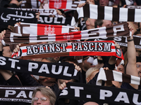 St. Pauli will einen möglichen Aufstieg in die Fußball-Bundesliga nicht nur mit einer Fan-Party, sondern mit einem Aktionstag für Demokratie, gegen Rassismus, Antisemitismus und Diskriminierung feiern. - Foto: Marcus Brandt/dpa