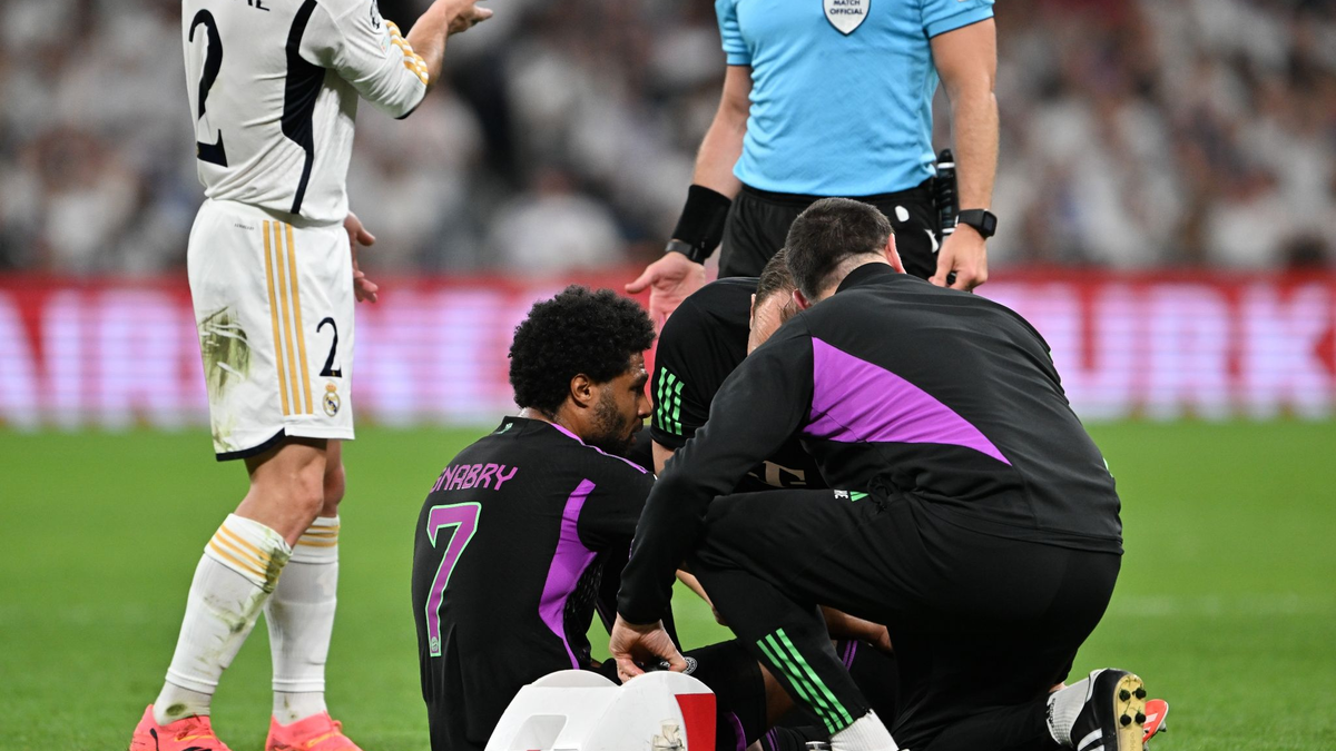 Zog sich im Champions-League-Rückspiel in Madrid einen Muskelbündelriss im linken, hinteren Oberschenkel zu: Serge Gnabry. - Foto: Peter Kneffel/dpa