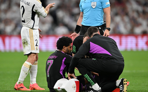 Zog sich im Champions-League-Rückspiel in Madrid einen Muskelbündelriss im linken, hinteren Oberschenkel zu: Serge Gnabry. - Foto: Peter Kneffel/dpa