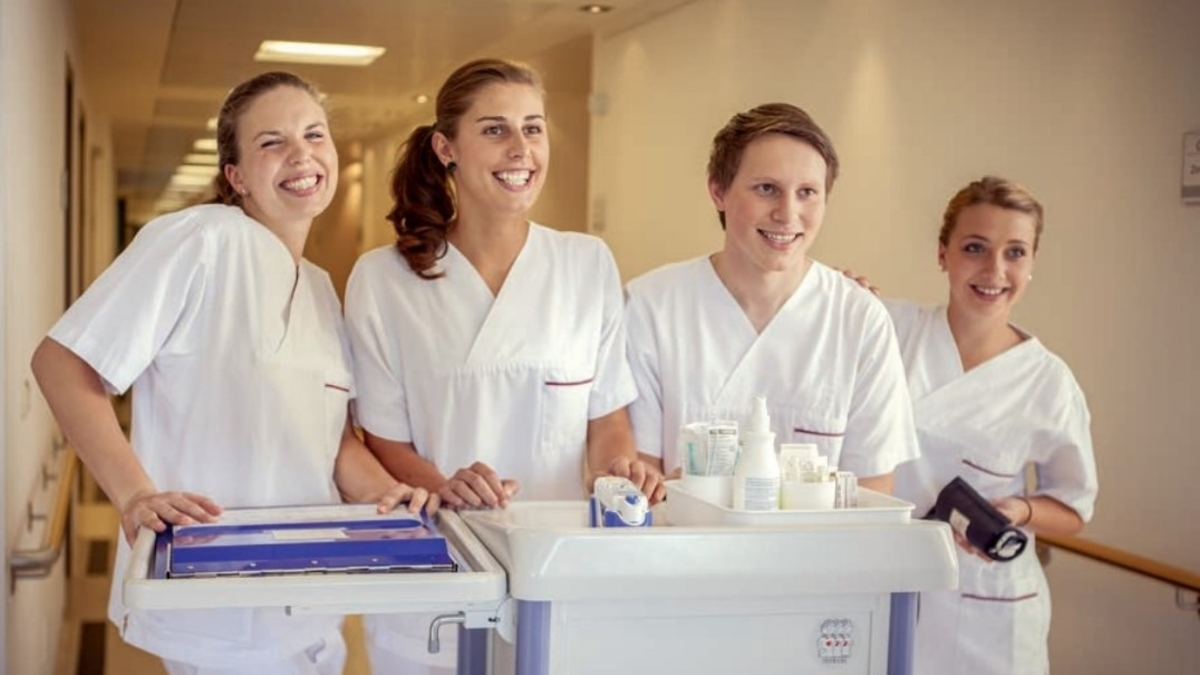 Umfrage zum Tag der Pflegenden: Expertise und Chancen im Pflegeberuf werden unterschätzt - Foto: presseportal.de