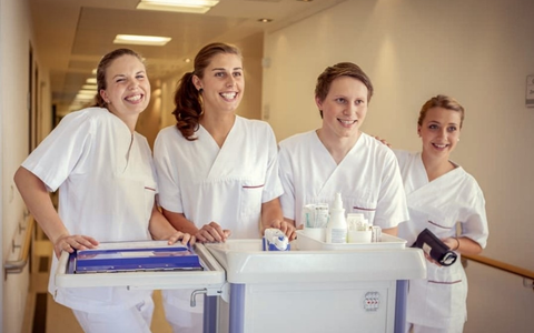 Umfrage zum Tag der Pflegenden: Expertise und Chancen im Pflegeberuf werden unterschätzt - Foto: presseportal.de