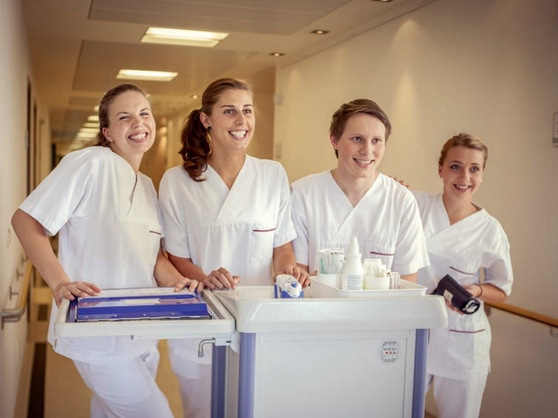 Umfrage zum Tag der Pflegenden: Expertise und Chancen im Pflegeberuf werden unterschätzt - Foto: presseportal.de