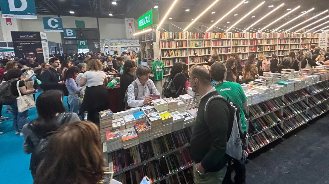 Besucher an einem Stand auf der Buchmesse in Turin. Schwerpunkt ist in diesem Jahr die deutschsprachige Literatur. - Bild: Christoph Sator/dpa