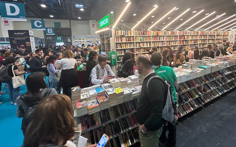 Besucher an einem Stand auf der Buchmesse in Turin. Schwerpunkt ist in diesem Jahr die deutschsprachige Literatur. - Foto: Christoph Sator/dpa