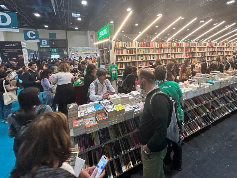 Besucher an einem Stand auf der Buchmesse in Turin. Schwerpunkt ist in diesem Jahr die deutschsprachige Literatur. - Foto: Christoph Sator/dpa