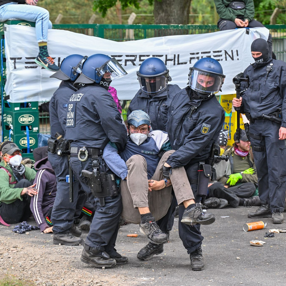 Protestzug gegen Tesla in Grünheide. - Foto: Patrick Pleul/dpa
