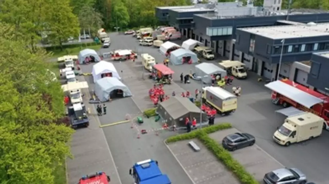 FW Kreis Soest: Hilfsorganisationen, Feuerwehr und THW proben überörtliche Hilfe. - Bild: presseportal.de
