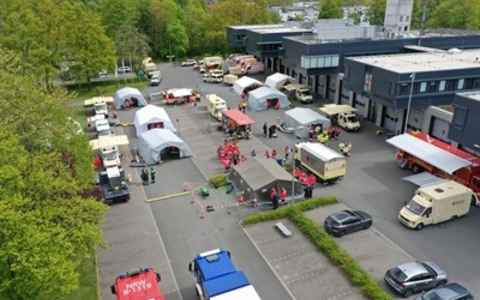 FW Kreis Soest: Hilfsorganisationen, Feuerwehr und THW proben überörtliche Hilfe. - Foto: presseportal.de