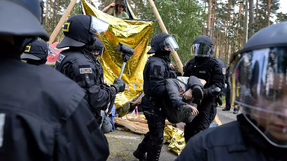 Die Polizei löst eine Straßenblockade auf. - Bild: Michael Ukas/tnn/dpa