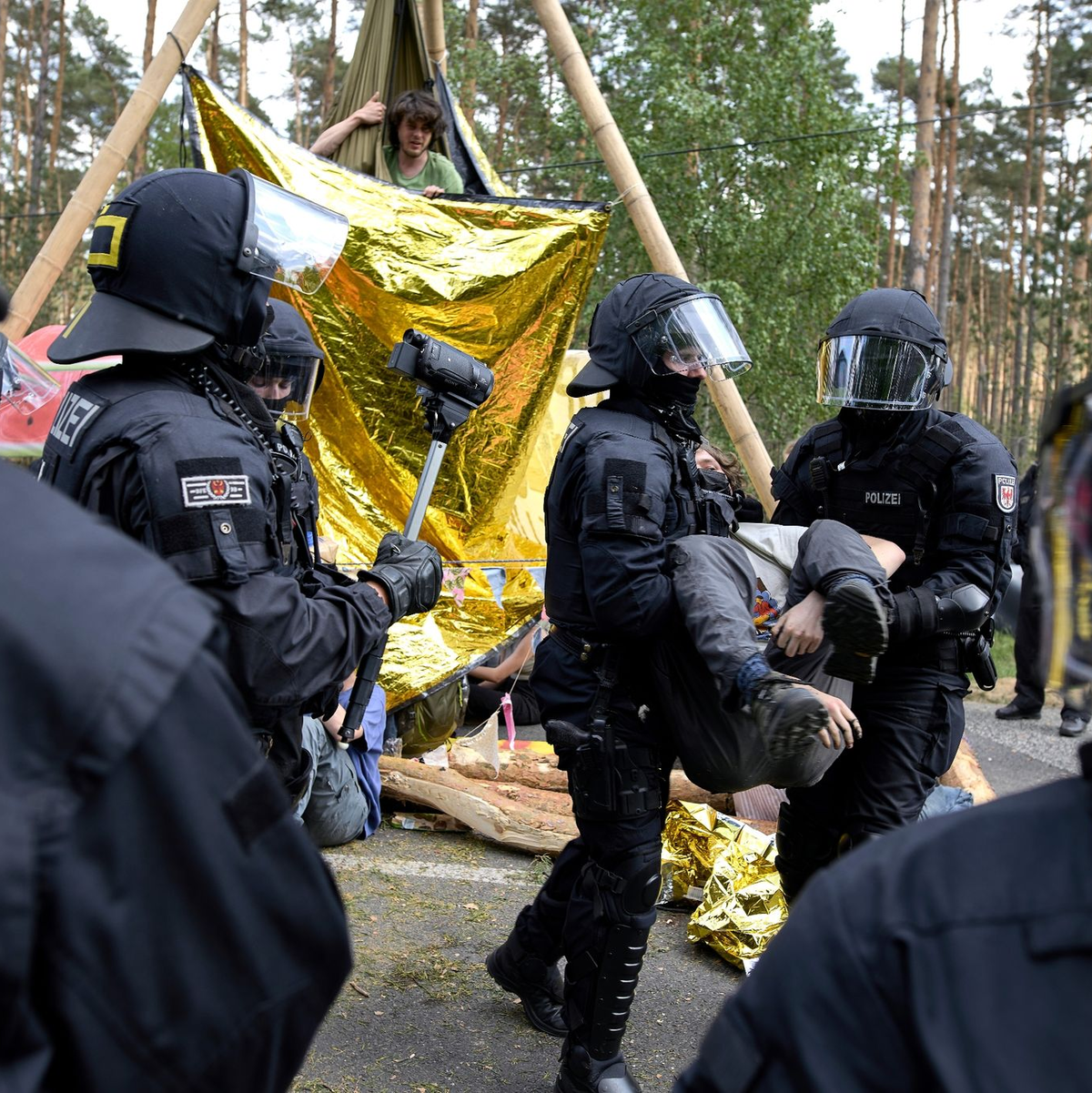 Die Polizei löst eine Straßenblockade auf. - Foto: Michael Ukas/tnn/dpa